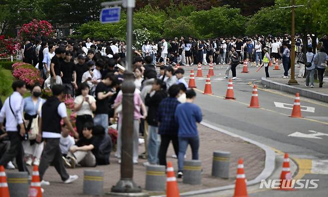 [광주=뉴시스] 박기웅 기자 = 27일 오후 광주 동구 조선대학교 대운동장 앞이 대동제 그라시아 개막식 축하공연 입장권(팔찌)를 받기 위한 재학생들로 인산인해를 이루고 있다. 이날 축하 공연에는 걸그룹 뉴진스 등 인기 가수들이 무대에 오른다는 소식이 전해지면서 수만명의 인파가 몰릴 것으로 예상, 관련 당국이 안전 사고 예방을 위해 대책 마련에 나섰다. 2024.05.27. pboxer@newsis.com