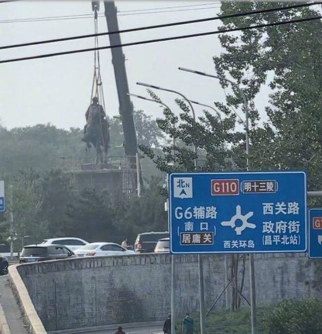 중국 베이징 창핑구 시관의 한 교차로에 있던 이자성의 기마상이 철거되고 있다. (사진출처 신징바오 인터넷 홈페이지 캡쳐). 2024.05.27. *재판매 및 DB 금지