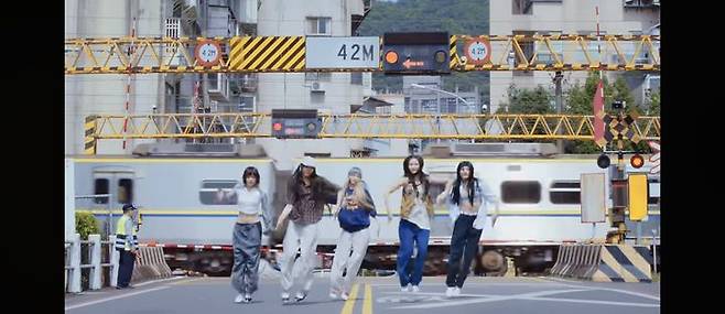 [서울=뉴시스] 뉴진스 '하우 스위트' 뮤직비디오. (사진 = 어도어 제공) 2024.05.27. photo@newsis.com *재판매 및 DB 금지