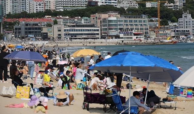 25일 오후 부산 해운대구 해운대해수욕장을 찾은 인파. 연합뉴스