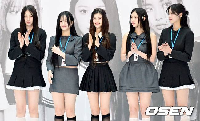 [OSEN=인천공항, 김성락 기자] 22일 오전 인천국제공항 1터미널에서 그룹 뉴진스의 인천공항본부세관 홍보대사 위촉식 행사가 진행됐다. 그룹 뉴진스가 기념촬영을 하고 있다. 2024.03.22 / ksl0919@osen.co.kr