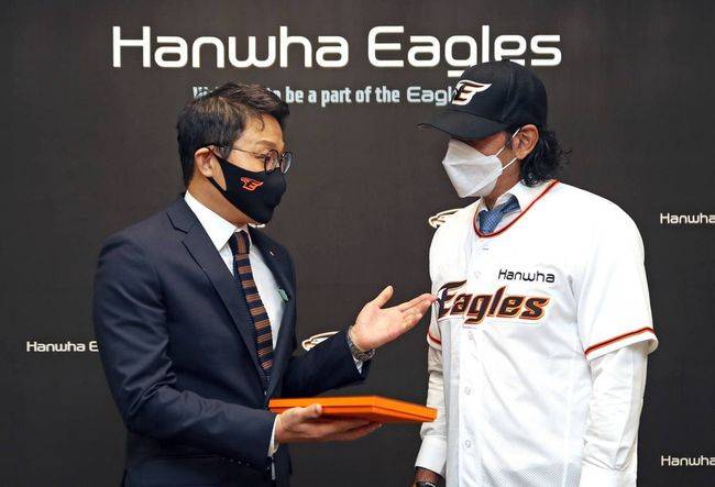 한화 박찬혁 대표이사와 카를로스 수베로 전 감독. /한화 이글스 제공