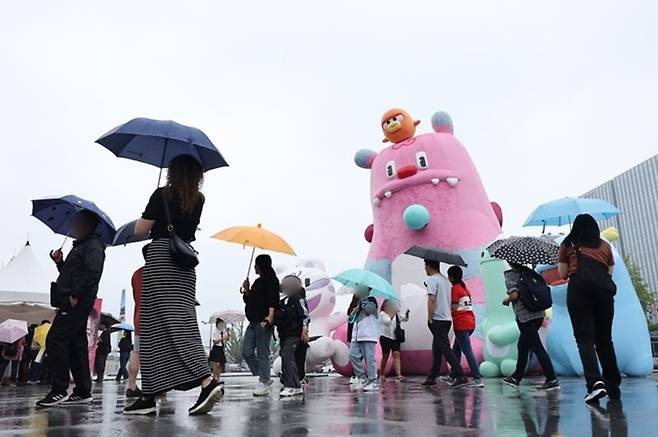 지난 26일 오후 비가 내리는 서울 광화문광장에서 시민들이 우산을 쓴 채 걸어가고 있다. 연합뉴스