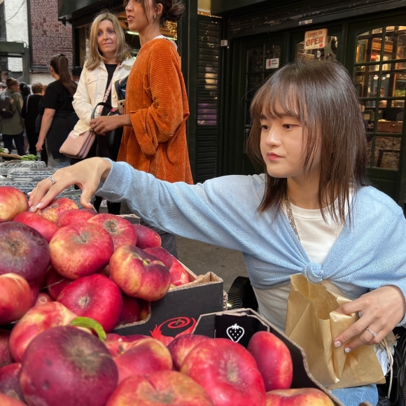 지난해 7월 유럽 여행 중이던 유지민양이 영국 런던의 시장에서 과일을 고르는 모습. ‘혼자 놀기의 고수’인 지민양은 일본과 호주에 홀로 여행을 다녀왔다. 유지민 제공