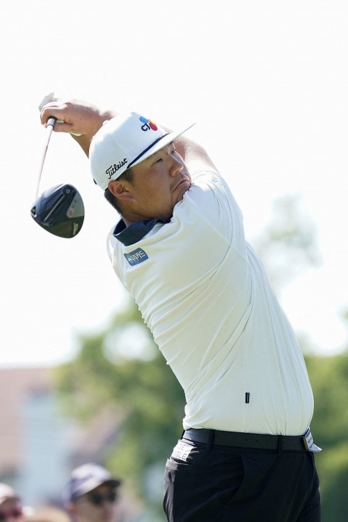 임성재가 27일 PGA 투어 찰스 슈와브 챌린지 4라운드 18번홀에서 티샷을 하고 있다. AFP 연합뉴스