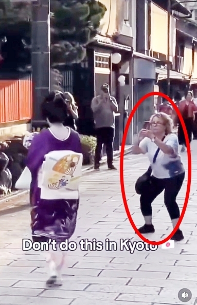 최근 틱톡에 올라온 영상 캡처. 한 관광객이 일본 교토 기모노 거리에서 사진 촬영을 피하는 게이샤의 모습을 억지로 카메라에 담고 있다