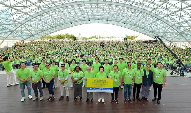 26일 위러브유가 인천 청라호수공원에서 ‘제26회 새생명 사랑 가족걷기대회’를 개최했다. 장길자 위러브유 회장(앞줄 오른쪽 
6번째)과 누르갈리 아르이스타노프 주한 카자흐스탄 대사 및 내빈들이 기증판을 들고 기념촬영을 하고 있다. 위러브유는 올해 
복지·구호사업에 8억7000만 원을 지원하며, 이번 행사로 해외 10개 기후재난국가와 5개 도서국가, 국내 기후위기 취약계층 
100가정에 3억 원을 지원했다.