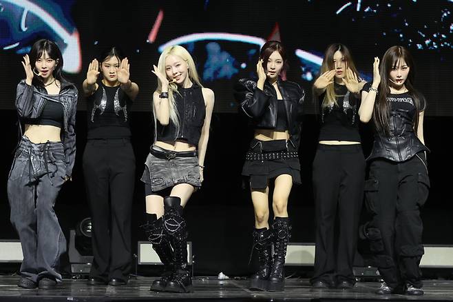 그룹 에스파가 27일 오후 서울 용산구 한남동 블루스퀘어에서 열린 첫 정규 앨범 ‘Armageddon’(아마겟돈) 발매 기념 쇼케이스에서 타이틀곡 무대를 선보이고 있다. 연합뉴스