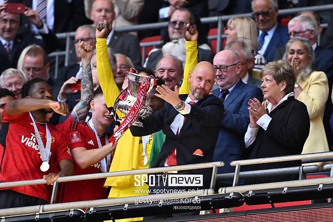 ▲ 텐하흐 감독은 26일 웸블리에서 열린 FA컵 결승전에서 맨체스터시티를 2-1로 꺾고 맨체스터 유나이티드에 값진 우승 트로피를 안겼다. 맨체스터 유나이티드는 통산 13번째 우승으로 역대 최다 우승 팀인 아스날(14회)과 차이를 좁혔다.