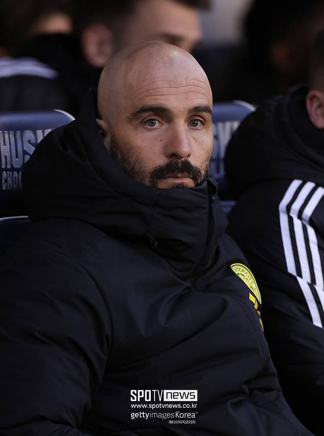 ▲ 27일(한국시간) 이적시장 전문가 파브리지오 로마노 기자는 "첼시와 마레스카 감독이 계약 조건에 동의할 예정"이라며 "추가 시즌 옵션이 포함된 2년 또는 3년 계약이 최종 세부 사항으로 확정됐다. 마레스카는 이미 첼시 프로젝트에 동의했으며 첼시 역시 보상 규모에 동의할 의향이 있다"고 전했다. 영국 스카이스포츠는 "며칠 내로 레스터시티와 보상에 합의가 이루어질 경우 이적이 성사될 것"이라며 "첼시는 약 1000만 파운드 이적료를 지불할 의향이 있다"고 설명했다.