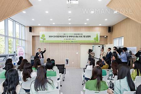 ‘워케이션 충남’ 프로그램 설명을  귀기울여 듣고 있는 K-QUEEN과 반민송 씨.