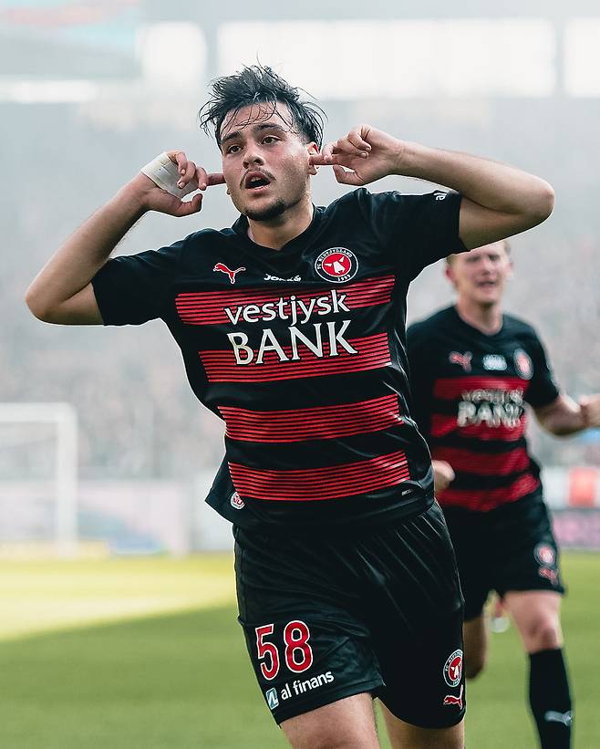 조규성이 리그 최종전서 도움 한 개를 올리며 소속팀 미트윌란의 역전 우승을 이끌었다. 미트윌란은 27일 덴마크 헤르닝에 위치한 MCH 아레나에서 열린 실케보르와의 2023-24시즌 수페르리가 챔피언십라운드 최종전서 0-2로 뒤지다 3-3 동점을 만드는 명승부 끝에 무승부를 거뒀다. 이 경기 전까지 선두 브뢴비에 밀려 2위를 달리고 있었던 미트윌란은 승점 1점을 추가해 승점 63(19승6무7패)이 됐다. 같은 시간 브뢴비가 오르후스에게 2-3으로 패하면서 미트윌란이 1점 차 극적 역전 우승을 일궈냈다. 이로써 조규성은 덴마크 이적 첫 시즌 만에 리그 우승컵을 들어올리게 됐다. 미트윌란