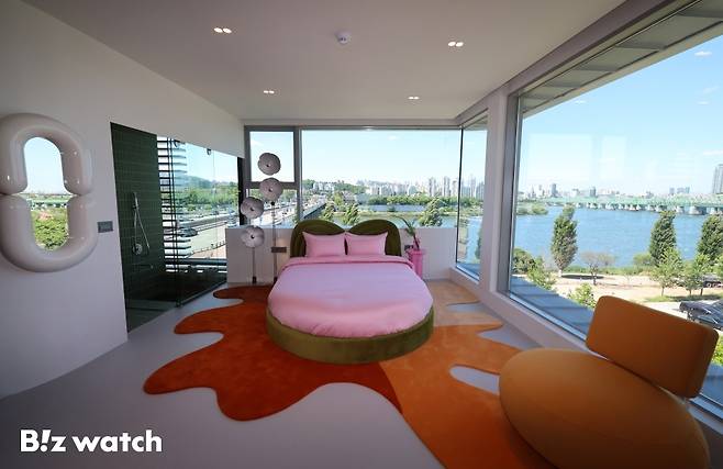 28일 오전 서울 용산구 스카이 스위트 한강브릿지 서울(스카이 스위트). 이날 서울시와 에어비앤비는 코로나19로 사용이 중단된 한강대교 북단 전망카페(직녀카페)를 리모델링해 만든 스카이 스위트를 공개 했다. 스카이 스위트의 정식 개관일은 오는 7월 16일이다.