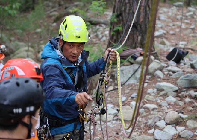 손경완 설악산 특수산악구조팀장이 국립공원산악안전교육원에서 119구조대를 대상으로 교육을 하고 있는 모습. (사진=손경완)