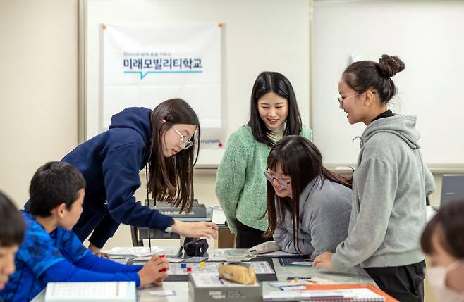 현대차가 2024년 2학기 ‘미래모빌리티학교’를 모집하며 미래 모빌리티 산업 인재를 육성한다고 28일 밝혔다. 모집 기간은 5월 29일~6월 21일이다. (사진=현대차)