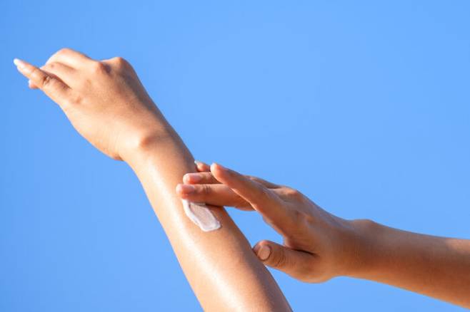 자외선차단제가 피부에 해롭다는 주장도 있지만 진짜 문제는 자외선으로 피부암 예방 차원에서라도 자외선차단제를 챙기는 게 좋다. [사진=게티이미지뱅크]