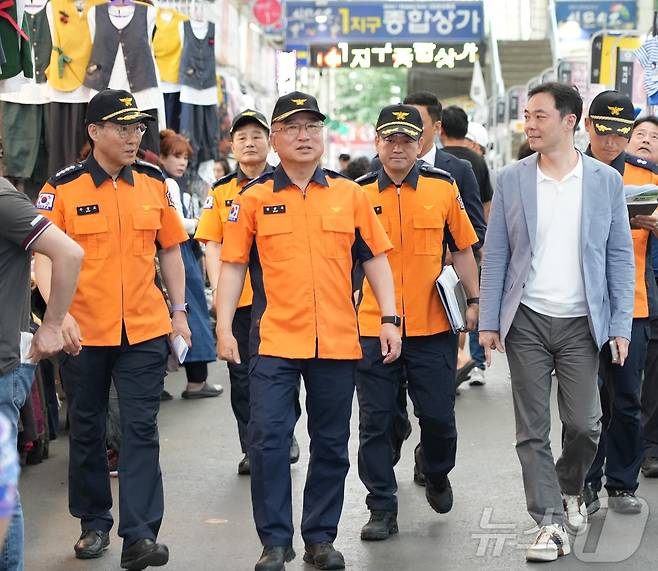 엄준욱 대구소방안전본부장(가운데)이 화재 취약지역을 찾는 현장 방문으로 취임식을 대신했다. (대구소방본부 제공) 2024.5.27/뉴스1