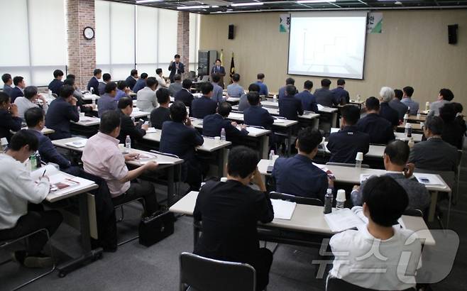 화성산업은 28일 지역의 전문건설회사 및 협력사 80여곳의 임직원을 대상으로 중대재해처벌법 이행의무 준수교육을 실시했다.(화성산업 제공)