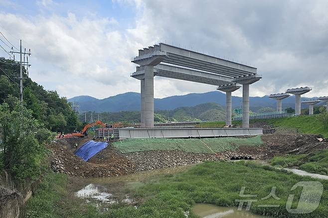 합천 양산마을 앞 고속국도 제14호 함양울산선(합천-창녕) 건설공사의 임시도로가 하천에 설치돼 있다. 2024.5.8 뉴스1/한송학기자