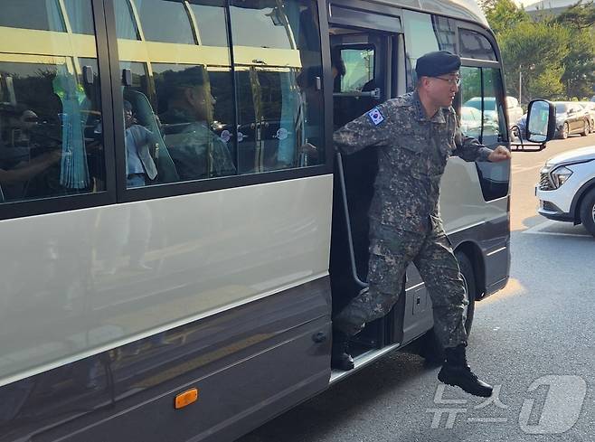 박안수 육군참모총장이 28일 오후 전남 나주시 한 장례식장에 마련된 '군기훈련 사망 훈련병'의 빈소를 조문하기 위해 차량에서 내리고 있다.(독자제공) 2024.5.28/뉴스1