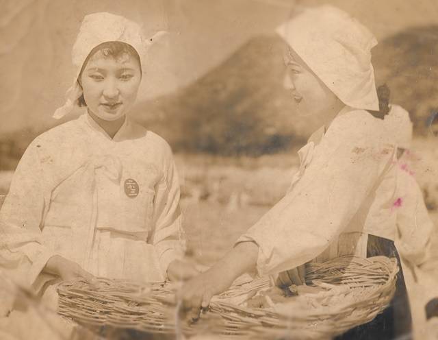 전미경은 일세를 풍미한 유명 여배우 딸로 원조 2세 연예인이다. 전미경의 친어머니 故 윤정란의 발자취는 거의 알려지지 않았다. 그는 40년대 초에 데뷔해 20여년간 왕성하게 활동했던 인기 여배우였다. 아래 사진은 고 윤정란(오른쪽)이 출연한 영화의 한 장면. /한국영상자료원