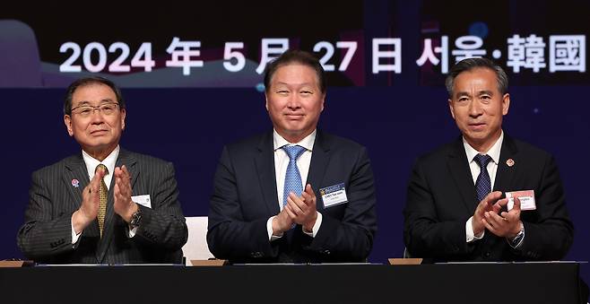 27일 서울 중구 대한상공회의소에서 열린 ‘제8차 한·중·일 비즈니스 서밋’에서 3국 경제단체장이 공동성명서에 서명한 뒤 박수를 치고 있는 모습. 왼쪽부터 도쿠라 마사카즈 일본 경제단체연합회(게이단렌) 회장, 최태원 대한상의 회장, 런훙빈 중국 국제무역촉진위원회 회장./뉴스1