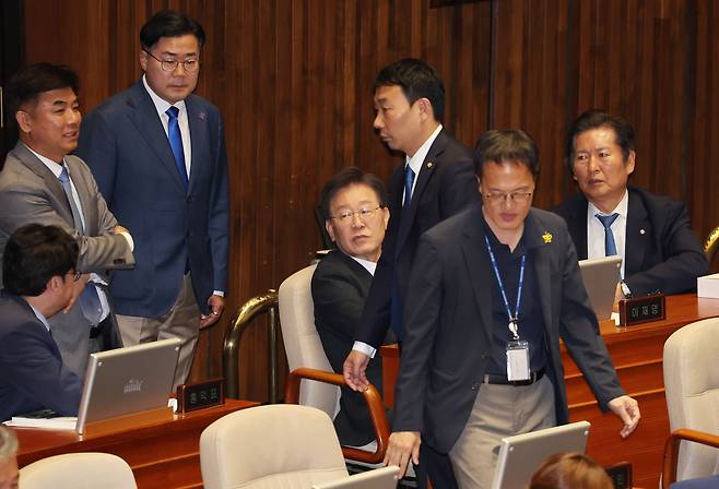 더불어민주당 이재명 대표와 의원들이 28일 오후 서울 여의도 국회에서 열린 본회의에 참석해 민주유공자예우에관한법률(민주유공자법), 양곡관리법 개정안 등 7개 법안에 대한 표결을 앞두고 있다. 여당은 해당 법안들에 대해 표결에 불참했다. /연합뉴스