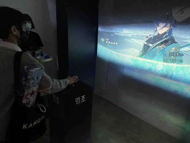 뽑기를 체험하는 관람객