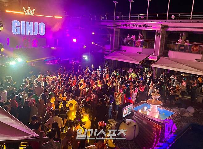 ‘잇츠더쉽’ 크라운 스테이지에서 EDM 파티를 즐기고있는 승객들 모습. (부산/나가사키(일본)=김지혜 기자 jahye2@edaily.co.kr)