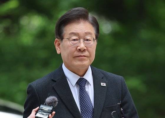 더불어민주당 이재명 대표가 27일 오후 서울 서초구 서울중앙지방법원에서 열리는 `공직선거법 재판 위증교사 의혹' 관련 1심 속행 공판에 출석하기 위해 법정으로 향하며 취재진의 질문을 받고 있다. 연합뉴스