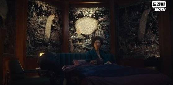 예지몽을 꾸는 초능력을 가진 복만흠(고두심)은 불면증에 시달린다. 사진 JTBC '히어로는 아닙니다만'