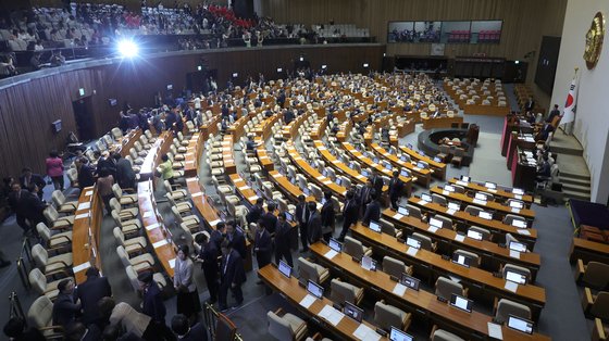 28일 국회 본회의에서 의장이 정회를 선포하자 국민의힘 의원들이 본회의장을 떠나고 있다. 강정현 기자