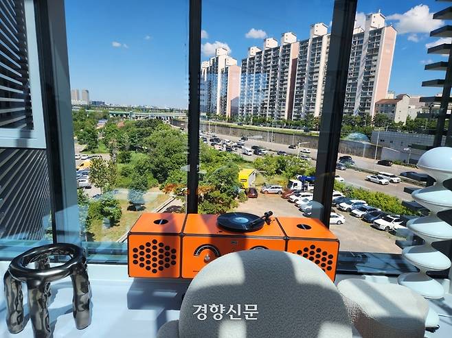 한강대교 위에 설치된 전망호텔 ‘스카이 스위트’ 거실 모습. 고희진 기자