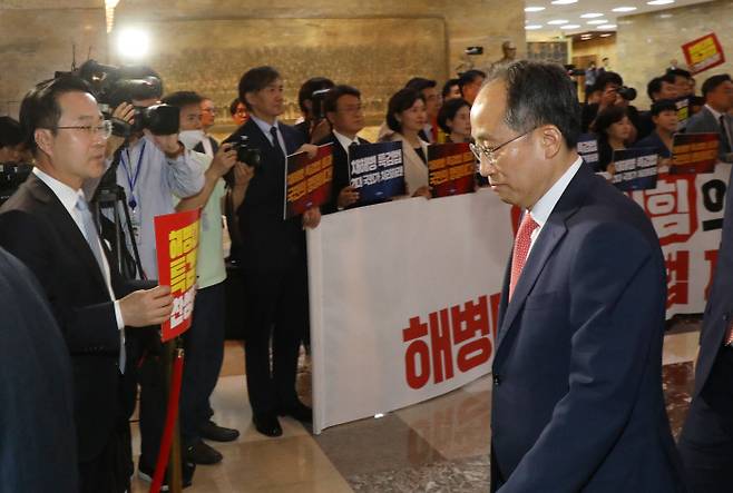 “찬성하라” 한목소리에도… 야당 의원들이 28일 채 상병 특검법 재표결을 앞두고 국회 본회의장으로 들어서는 국민의힘 추경호 원내대표와 소속 의원들을 향해 특검법 찬성을 촉구하고 있다. 권도현 기자 lightroad@kyunghyang.com