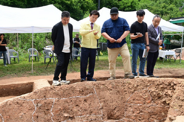 진주시는 진주 원당 고분군(M2호 분) 시굴 및 발굴 조사’에 대한 현장 보고회를 개최했다. 진주시 제공