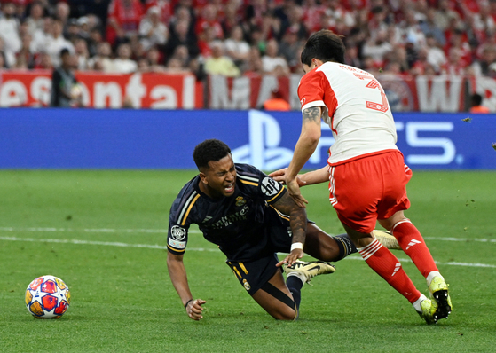 Bayern Munich's Kim Min-jae, right, fouls Real Madrid's Rodrygo to concede a penalty that handed Los Blancos the equalizer during the first leg of the UEFA Champions League semifinal on April 30 at the Allianz Arena in Munich, Germany. [REUTERS/YONHAP]