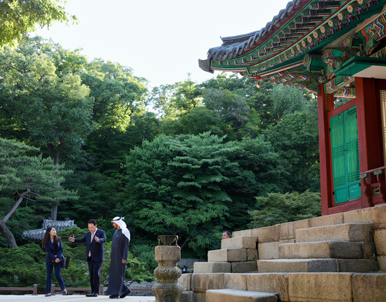 President Yoon Suk Yeol, center, and United Arab Emirates (UAE) President Mohamed bin Zayed Al Nahyan, right, take a stroll through Changdeok Palace in Jongno District, central Seoul, on Tuesday. [PRESIDENTIAL OFFICE]