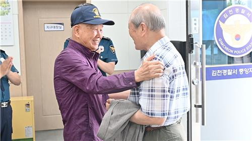 학창 시절 수술비를 대신 내준 친구와 50년 만에 상봉하는 A씨. 김천경찰서 제공