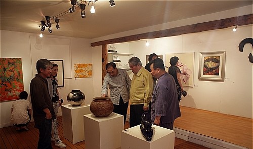 2011년 ‘전국 문닫은 학교 연합예술제’가 열린 오궁리미술촌에서 예술가들이 전시 작품들을 둘러보고 있다. 임실군 제공.