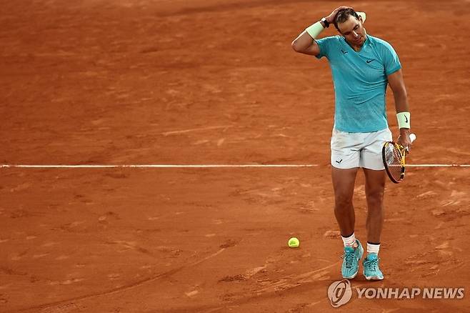 경기가 잘 풀리지 않자 아쉬워하는 나달/사진=AFP