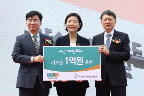 28일 충남 아산 발달장애인 특화사업장 개소식에서 장호진 현대지에프홀딩스 사장, 오영주 중소벤처기업부 장관, 조일교 아산시 부시장(오른쪽부터)이 기념촬영을 하고 있다.
 현대백화점그룹