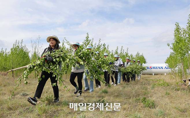 27일 몽골 울란바타르시 바가노구 내 대한항공 숲에서 임직원들이 가지치기 봉사활동을 하고 있다. [바가노르(몽골)/한주형기자]