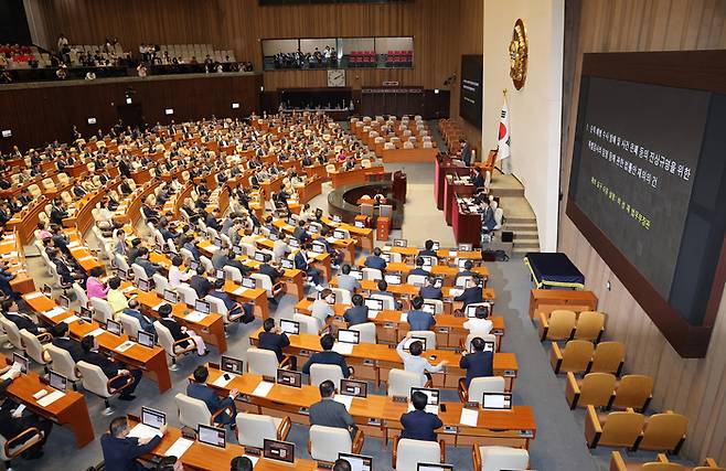 28일 오후 국회에서 재의결 안건으로 상정된 ‘해병대 채상병 사망사건 수사외압 의혹 특별검사법’ 등을 표결하는 본회의가 열리고 있다. [제공=연합뉴스]