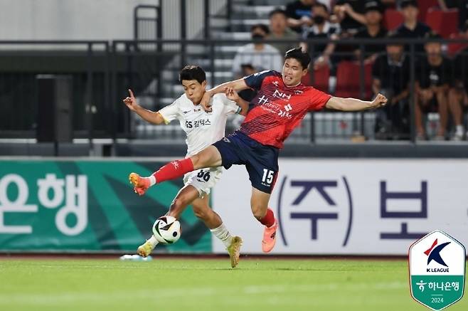 서울 한승규(사진 왼쪽)가 김천 김봉수의 수비를 따돌리고 있다. 사진=한국프로축구연맹