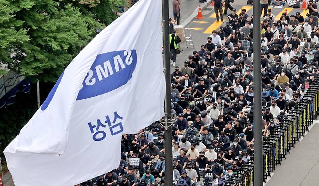 삼성전자 노사의 임금협상이 결렬되면서 전국삼성전자노동조합(전삼노)이 오는 29일 단체 행동을 진행할 계획이다. 사진은 지난 24일 서울 강남 삼성전자 서초 사옥에서 진행된 전국삼성전자노동조합(전삼노) 단체 행동. /사진=뉴스1