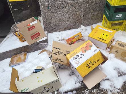 골목 곳곳에 배송박스가 널려있는 모습.