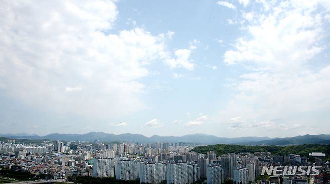 [전주=뉴시스] 김얼 기자 = 전북특별자치도청에서 바라본 하늘이 맑은 모습을 보이고 있다. 2024.05.16. pmkeul@newsis.com