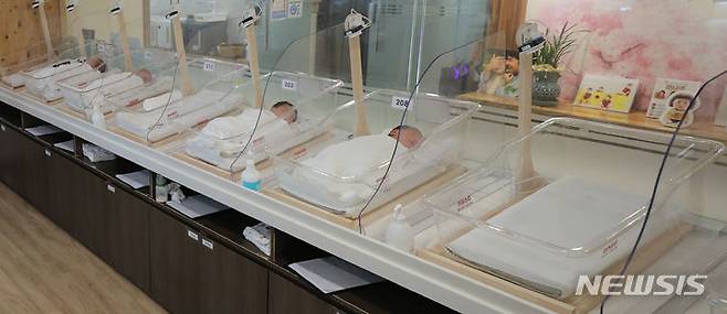 [서울=뉴시스] 경기도 안양시내 한 산후조리원 신생아실. (*본문과 무관한 사진) 2024.01.05. *재판매 및 DB 금지