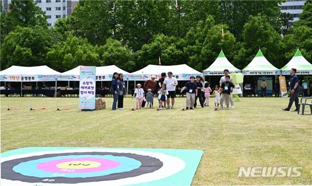 [창원=뉴시스] 한국재료연구원 주최 제15회 경남초등학생 과학상상그리기 대회에 참가한 학생들이 과학 이벤트를 체험하고 있다.(사진=한국재료연구원 제공) 2024.05.28. photo@newsis.com