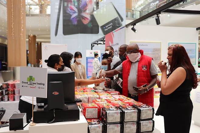 [서울=뉴시스] 박주성 기자 = KOTRA(사장 유정열)는 이달 19일부터 열흘간 우리 소비재의 아프리카 수출 확대 및 판로개척을 위해 ‘K-Lifestyle in Africa 2021’ 사업을 개최한다. 이번 사업은 △K-소비재 B2C 오프라인 판촉전 △남아공 대표 유통망 협업 온라인 판촉전(약 1000개 제품) △B2B 온라인 수출상담회 △인플루언서 소셜미디어(SNS) 마케팅 등 다양한 맞춤형 프로그램을 온·오프라인 병행 방식으로 추진한다. 올해로 6회째를 맞는 이번 행사는 소비재 분야의 아프리카 지역 대표 사업으로 화장품, 식품, 생활용품 국내 유망 기업 100여 개사 및 남아공, 나이지리아 등 아프리카 주요국 바이어 70여 개사가 참가할 예정이다. (사진=KOTRA 제공). 2021.11.21. photo@newsis.com *재판매 및 DB 금지